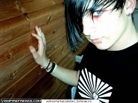 poze cu tinute emo / frizuri - pun ji yo ca am cateva ;) :D - !~EmO...~!